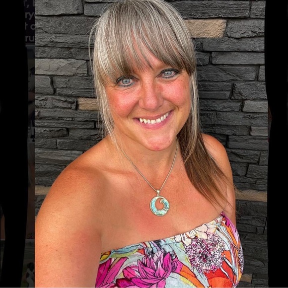 Meet your Poshmark Ambassador 2⭐️ for @STUFFMARTCANADA - Picture 5 of 8